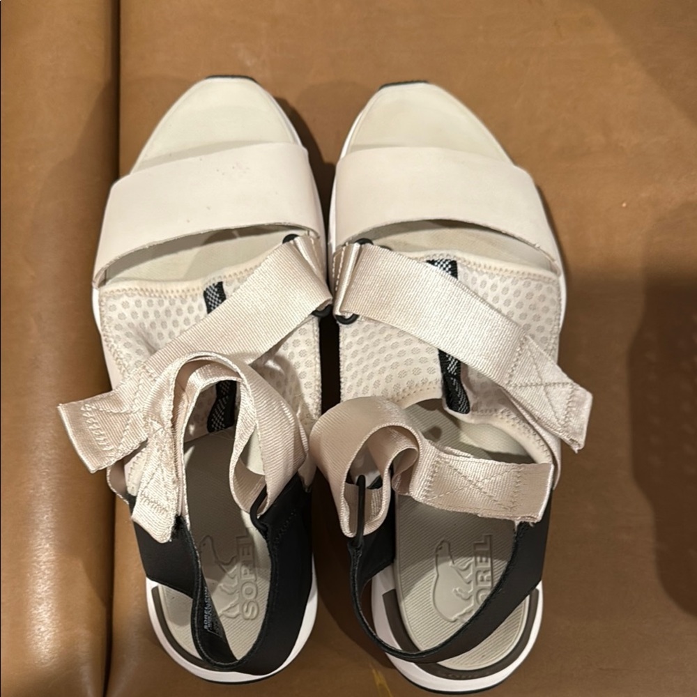 Sorel kinetic impact Cream and Black Sandals with Crisscross Straps NL4074-920